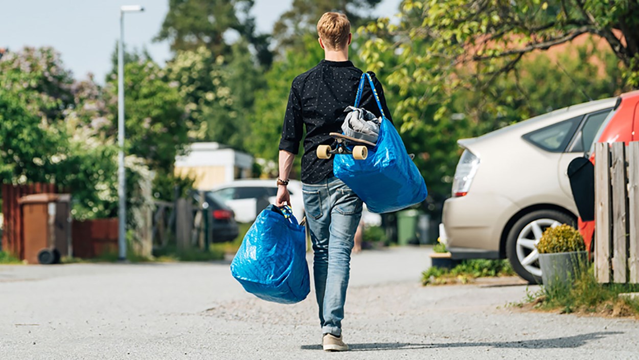 Människor dras till städer, särskilt till storstadsområdena. Sverige växer och det går snabbt. Unga människor behöver bostäder för att kunna flytta hemifrån.