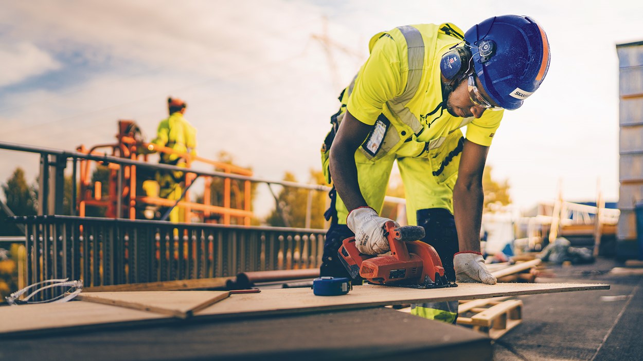 A man working with an electric saw