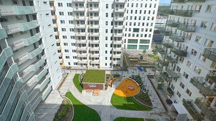 I Tändstickan har Skanska utvecklat hyres- och bostadsrättshus runt en och samma gård. Det ger människor möjlighet att byta boendeform efter livssituation inom samma kvarter.