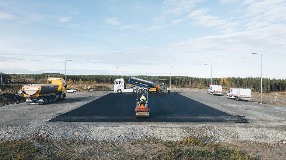 Asfaltläggare asfalterar en landningsbanan.