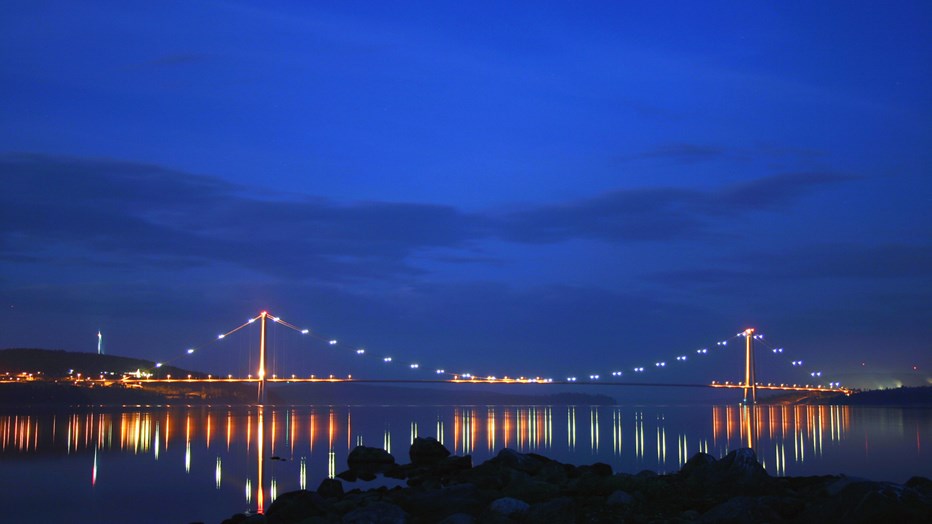 The High Coast Bridge connects European route E4 between the municipalities of Kramfors and Härnösand. The High Coast Bridge connects European route E4 between the municipalities of Kramfors and Härnösand.