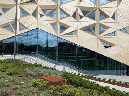 Juvelen is surrounded by stairs, squares and bicycle parking which make the area a welcoming and pleasant environment.