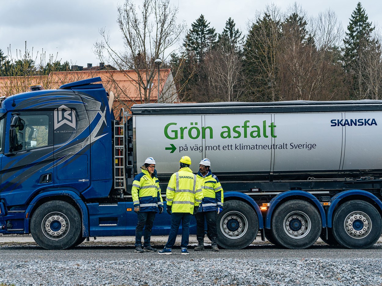 Den nya cykelbanan vid Örbyleden i södra Stockholm är anlagd med Skanskas nettonoll-asfalt.