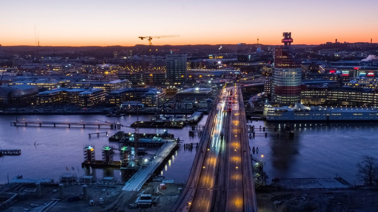 Bild över Göteborg och bygget av Hisingsbron på kvällen.