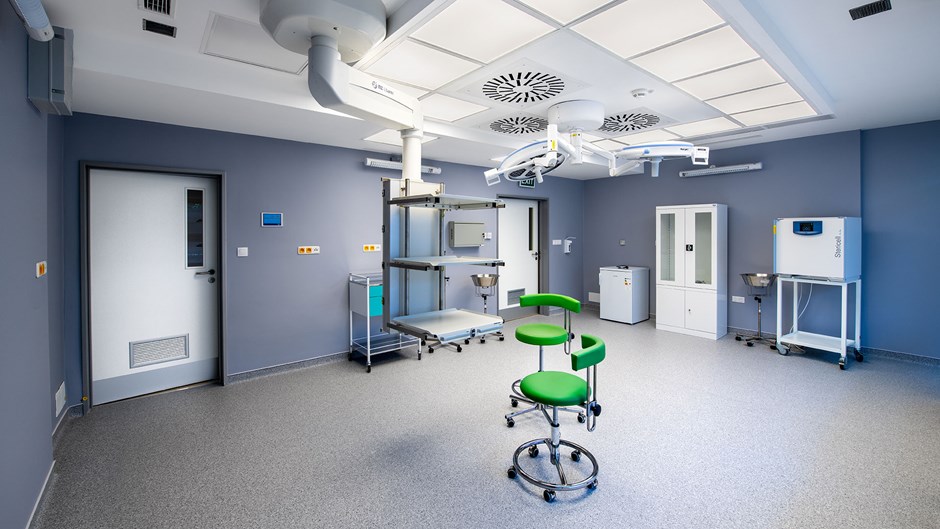 Kliniskt rent vårdrum i nybyggt sjukhus.