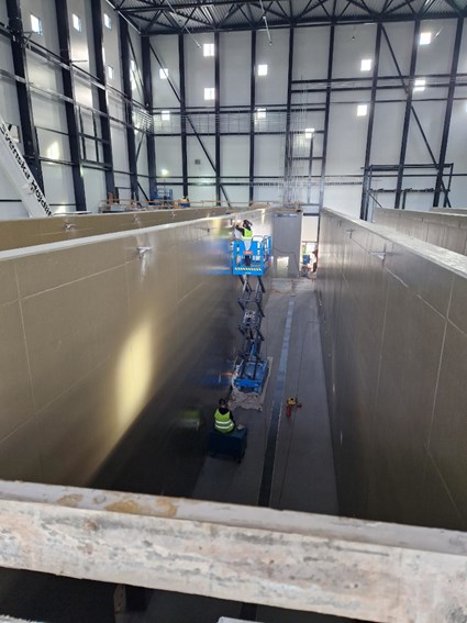 Byggnaden har 28 meter i takhöjd.
