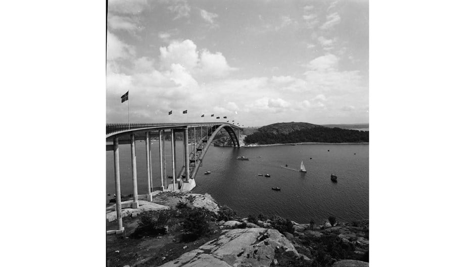 Svartvit bild av bron mellan Tjörn och fastlandet 1961.