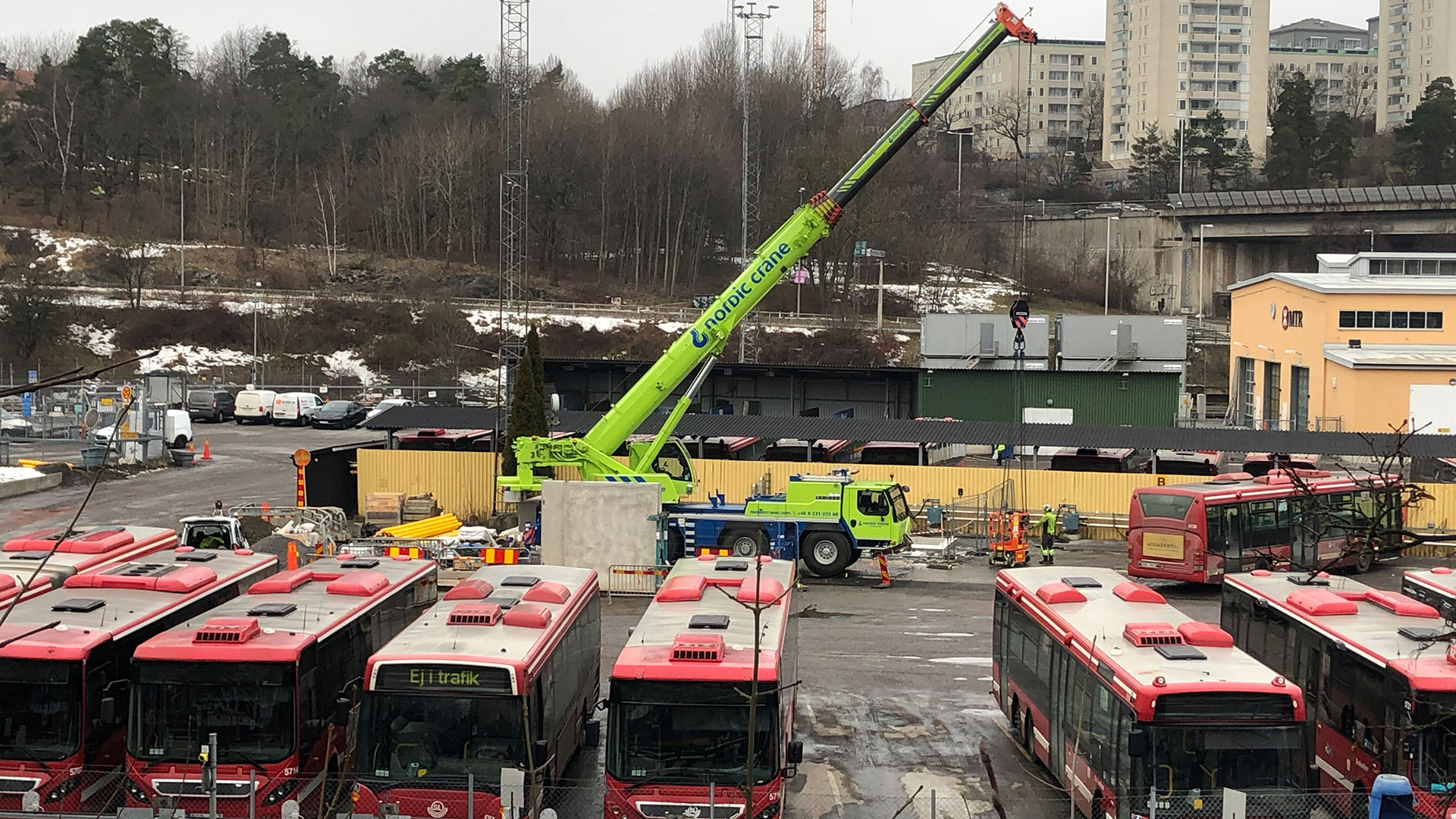 Lyftkran och byggarbetsplats vid Nybodas bussdepå, där Skanska bygger ut laddinfrastruktur för elbussar inom SL-trafiken.