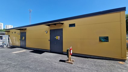 Ett av de nio teknikhus vid bussdepån. 