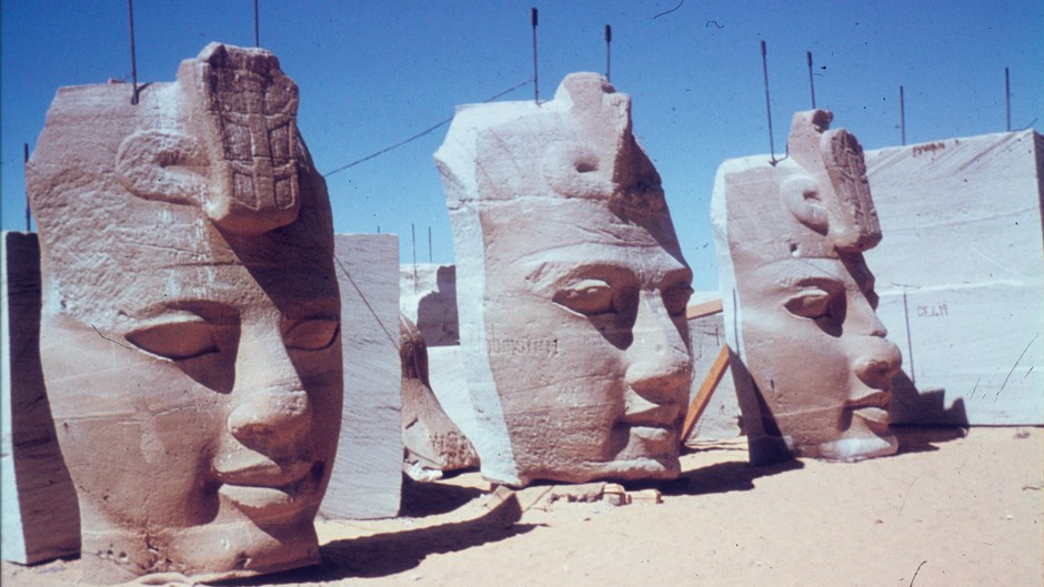 Egyptiska statyer i form av ansikten