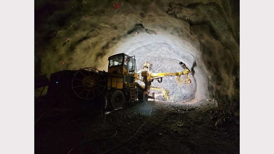 Inför varje sprängning borras hundratals hål i bergväggen.