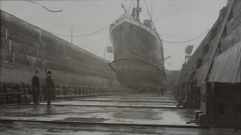Stort fartyg ligger i torrdockan i Malmö 1912.