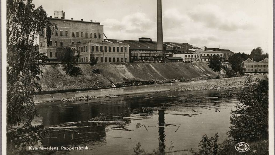 Svartvit bild på Kvarnsvedens Pappersbruk.