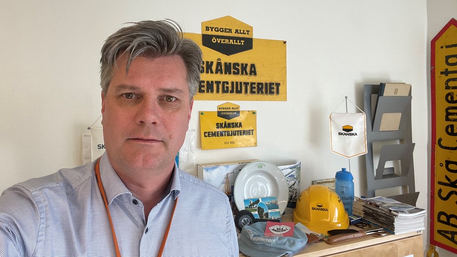 Jan-Erik Lundh står i sitt kontor omgiven av historiska föremål.