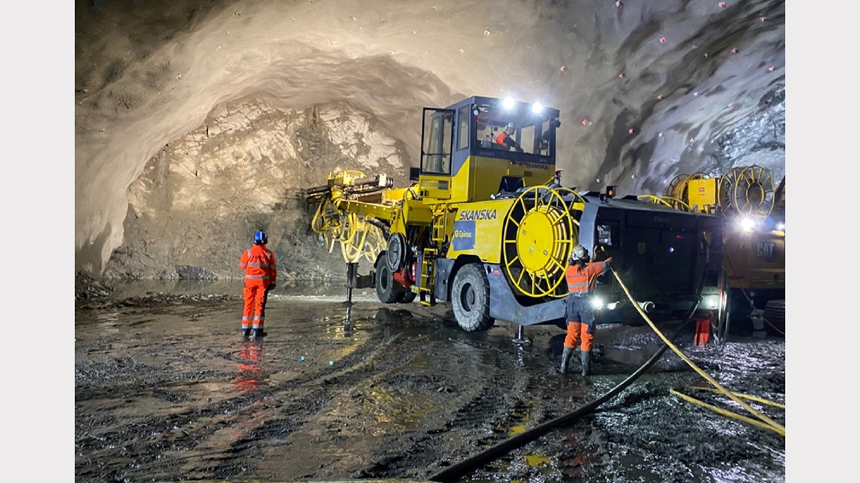 Arbetet i tunneln pågår dygnet runt och medarbetarna jobbar i skift.