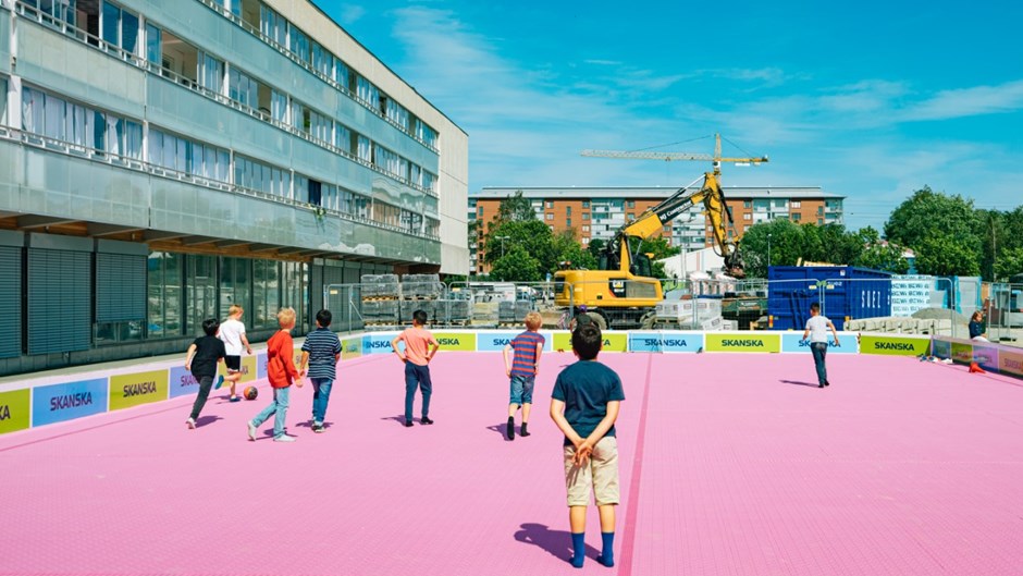 Pojkar som spelar fotboll på utomhussportgolv för bollsport eller dans. 