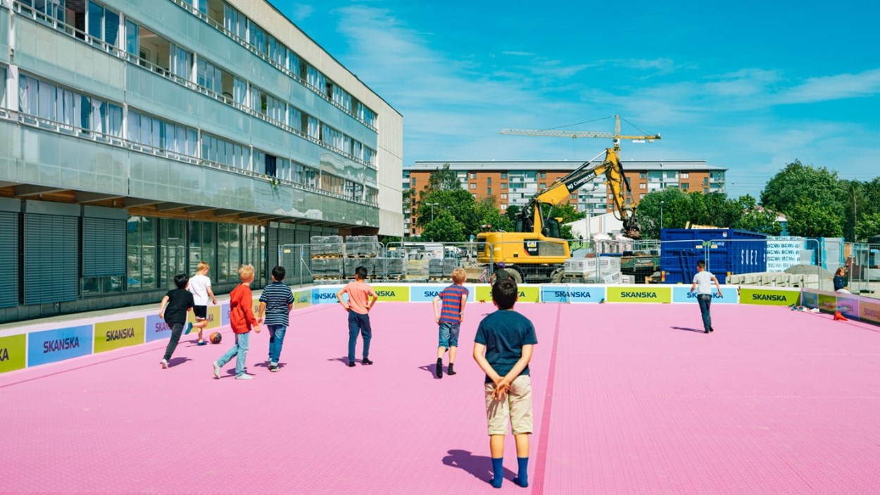 Pojkar som spelar fotboll på utomhussportgolv för bollsport eller dans. 