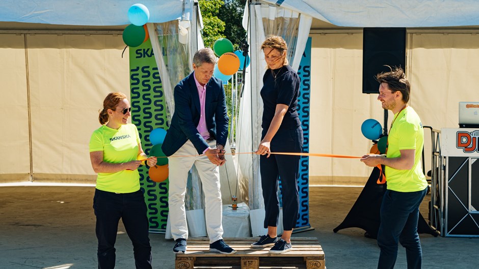 Invigning av aktivitetsplatsen på det gamla mässområdet i Sollentuna av Kommunstyrelsens ordförande Henrik Thunes som klipper ett band och Skanska Sveriges vice vd Alexandra Laurén. 