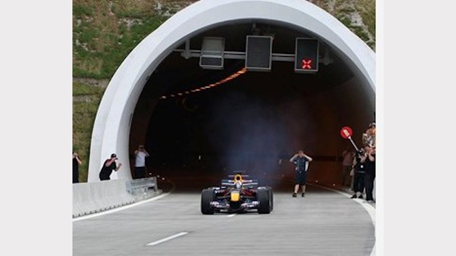 Första fordonet genom tunneln Sitina-tunneln i Slovakien var en Formel 1-bil.