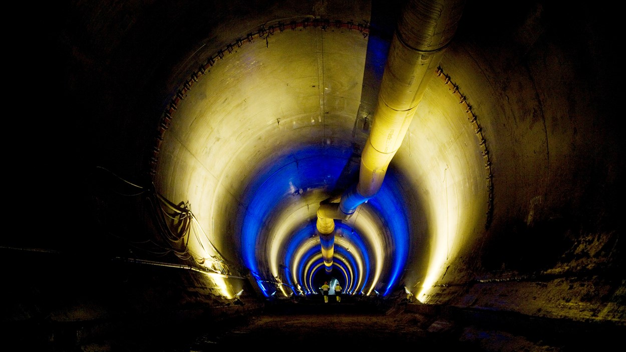 Tunnel upplyst med gula och blå strålkastare.