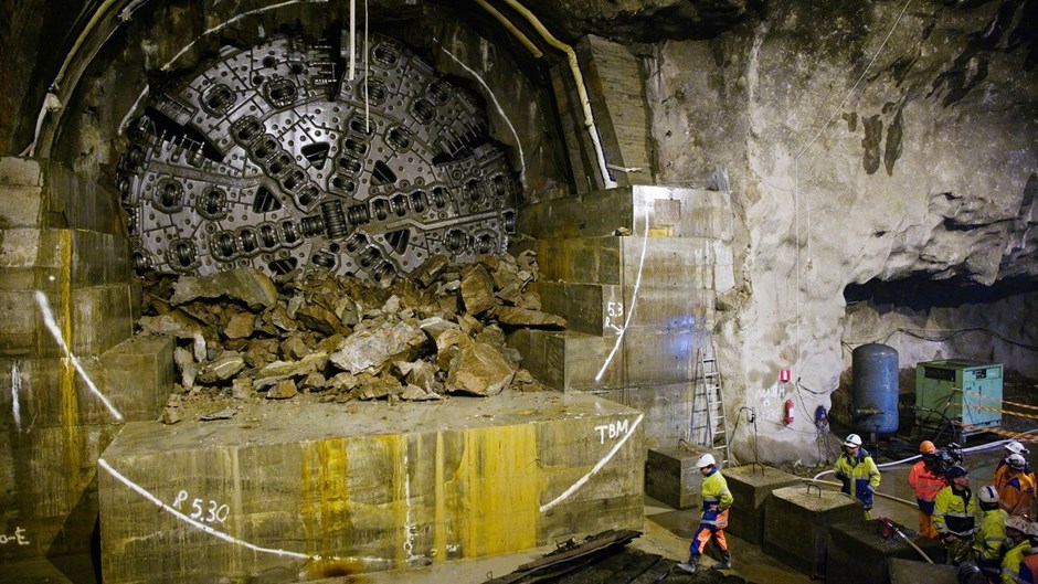 Tunnelborren Åsa bryter igenom berget i Hallandsås.
