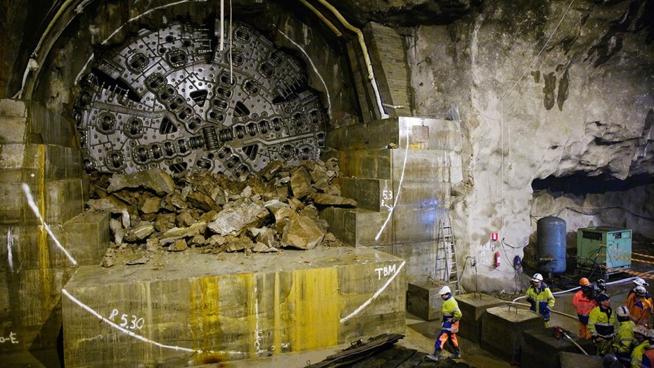 Tunnelborren Åsa bryter igenom berget i Hallandsås.