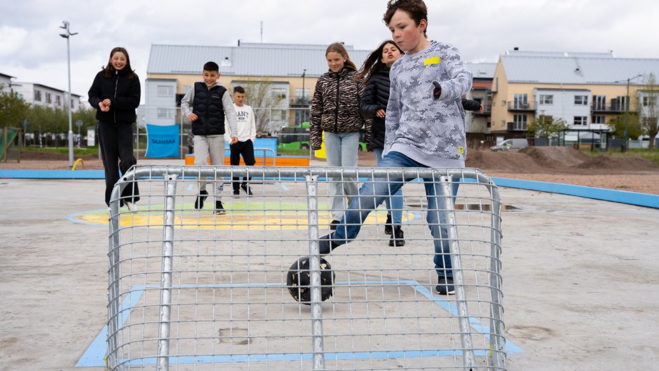 På Gottorps aktivitetsplats har Skanska öppnat för lek och rörelse i väntan på att bostäder ska byggas på marken. Här finns innebandybana, odlingslådor och mountinbikehopp till exempel. 