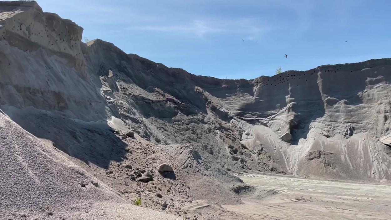 I Terås bergtäkt utanför Ljungskile producerar Skanska olika typer av bergmaterial som är nödvändiga för byggnation i samhället.