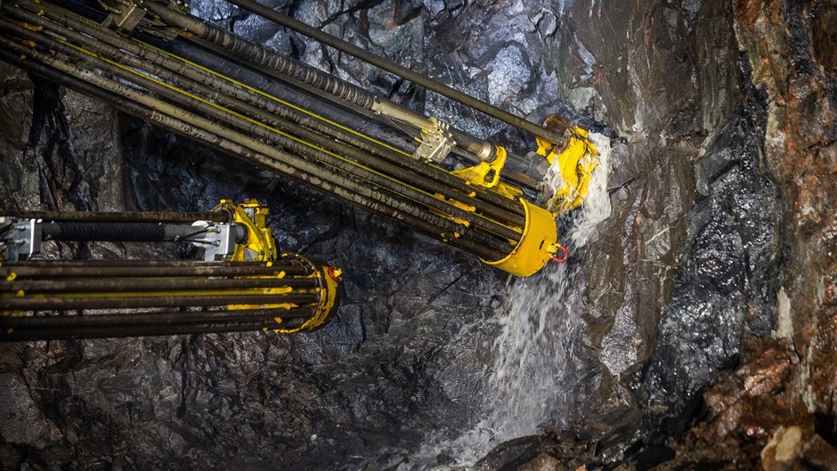 Tunnelbanan mot Nacka byggs genom att borra, ladda och sedan spränga.