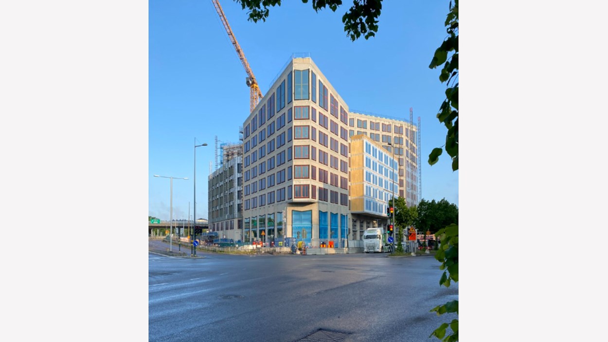 Pågående byggnation av Olivin, kontorshus i Lindhagenskvarteren med byggställningar och fasadarbete.