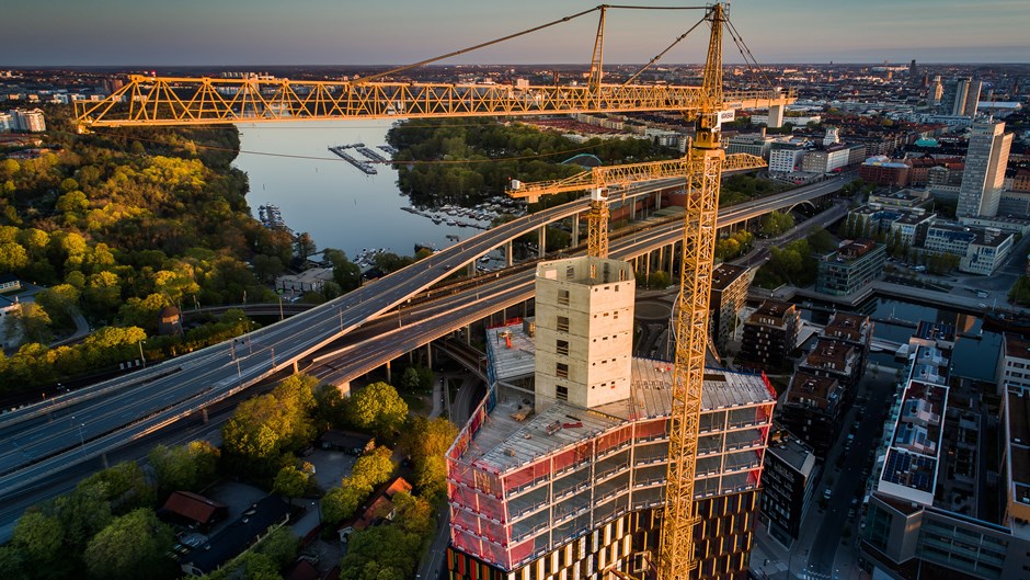 Vy över Stockholm och bygget av Sthlm01 som växer fram.