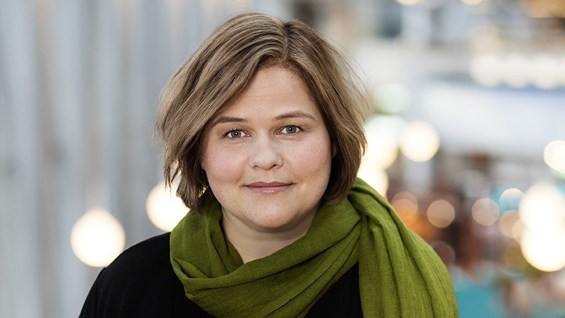Anna Linder, regionchef på Väg och anläggning Stockholm tittar och ler mot kameran