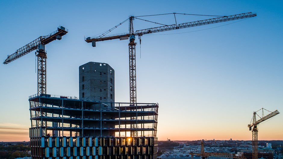 Himmel och bild på toppen av bygget av Sthlm01, solen skiner igenom den inte helt färdiga skrapan.