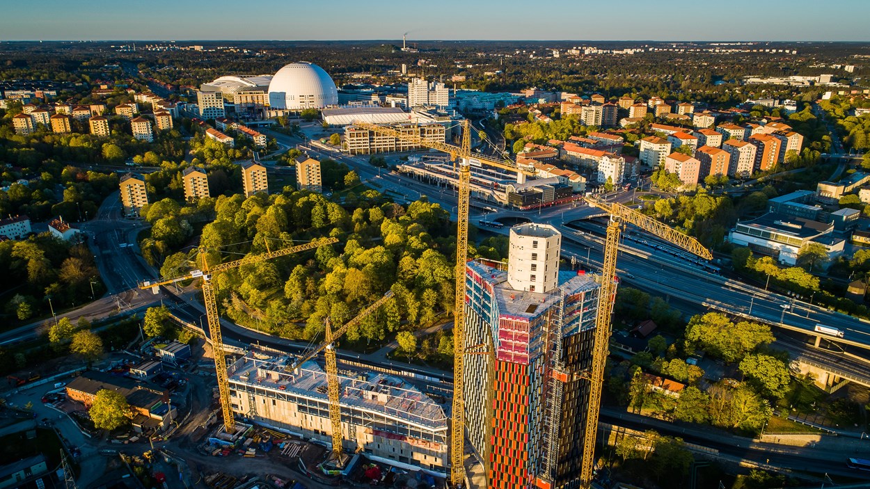 Vy över Stockholm, Hammarby sjöstad. Byggnation av Skrapan Sthlm01 som kommer blir hela 27 våningar, globen syns i bakgrunden.