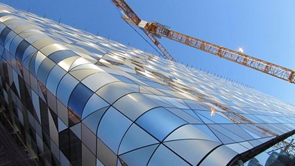 Till fasaden användes färdiga ytterväggselement i glas och aluminium.
