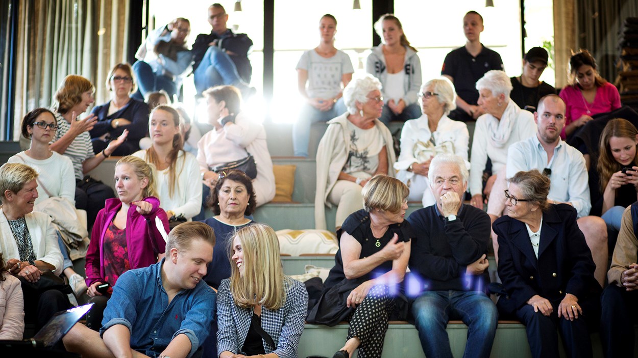 bostadsköparna radade upp sig inför röstningen. 