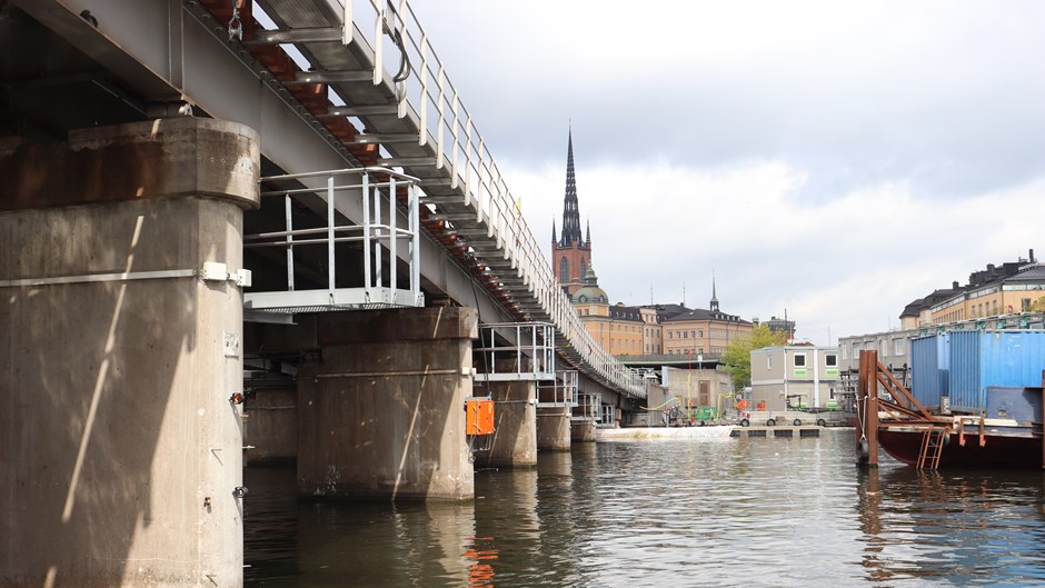 Söderströmsbron går mellan Gamla Stan och Södermalm.