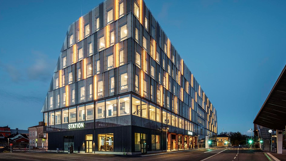 Exteriört har byggnaden en dubbel glasfasad.  Foto Felix Gerlach