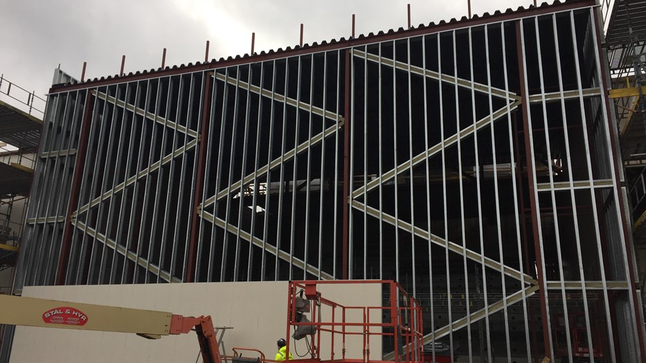 Projektet är en totalentreprenad i samverkan och uppdelad i två huvuddelar. Projektet är en totalentreprenad i samverkan och uppdelad i två huvuddelar.