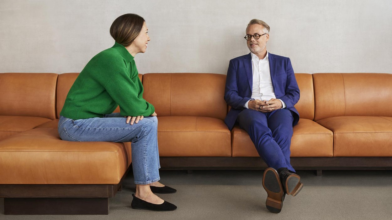 kvinna och  man som sitter i en skinnsoffa