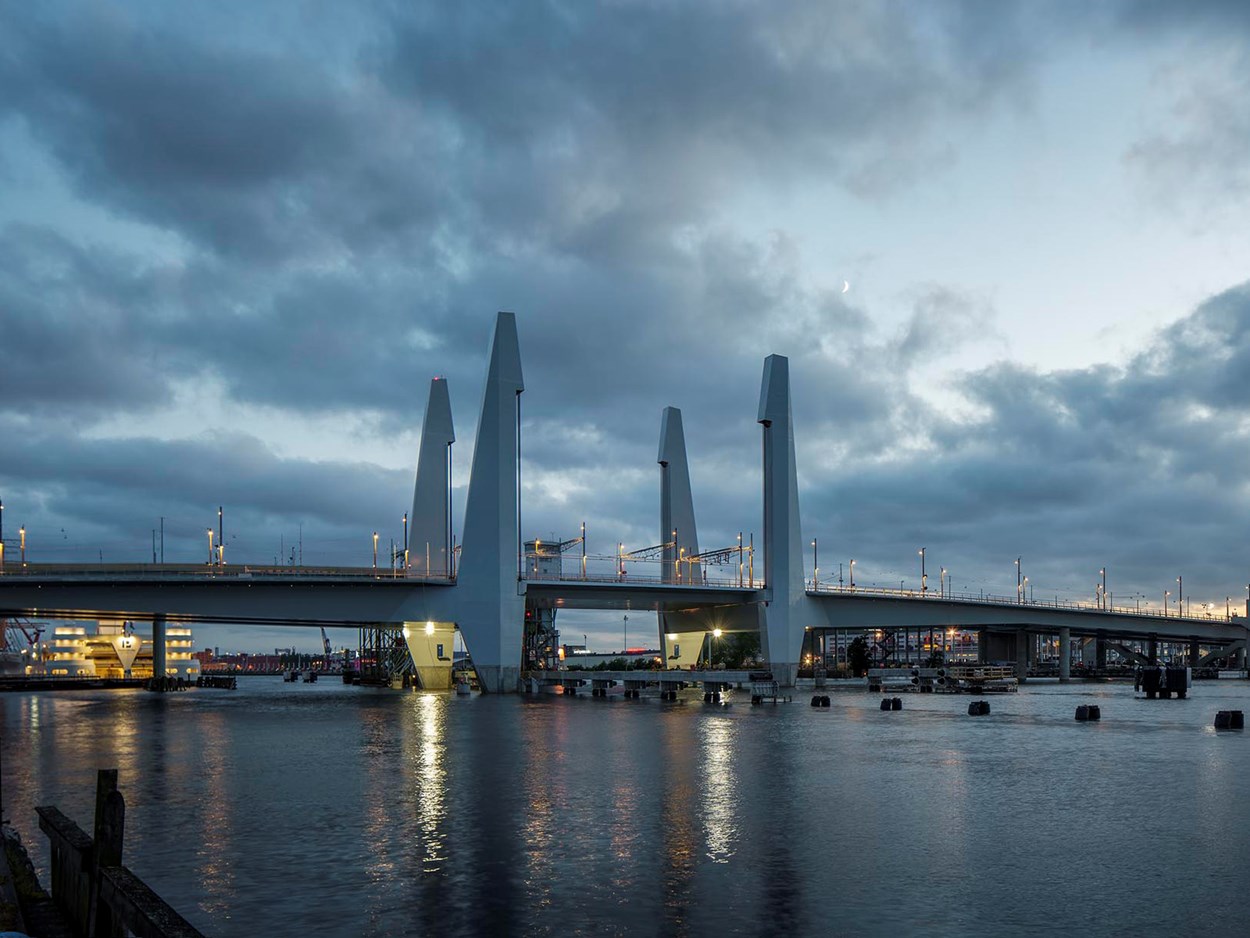 Hisingsbron belyst nattetid Göteborg