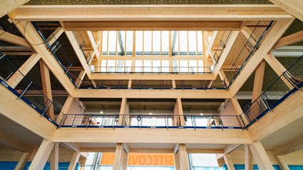 Växjö station och kommunhus består av en stor mängd trä. Med solceller över hela takytan och dagsljusinsläpp ger den bra inomhusmiljö. Byggnaden uppnår kraven för Miljöbyggnad guld.