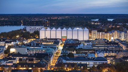 Trä är känsligt för fukt och röta. Vid byggandet av Växjö station och kommunhus användes ett väderskydd i form av ett jättetält som såg till att hålla arbetsplatsen torr. Foto: Växjö Kommun