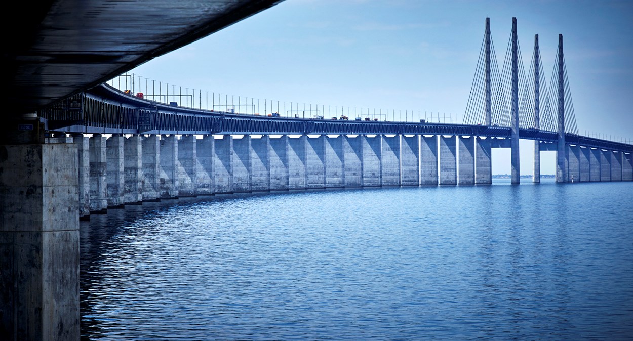 Öresundsbron med pyloner i sydvy sedd underifrån.