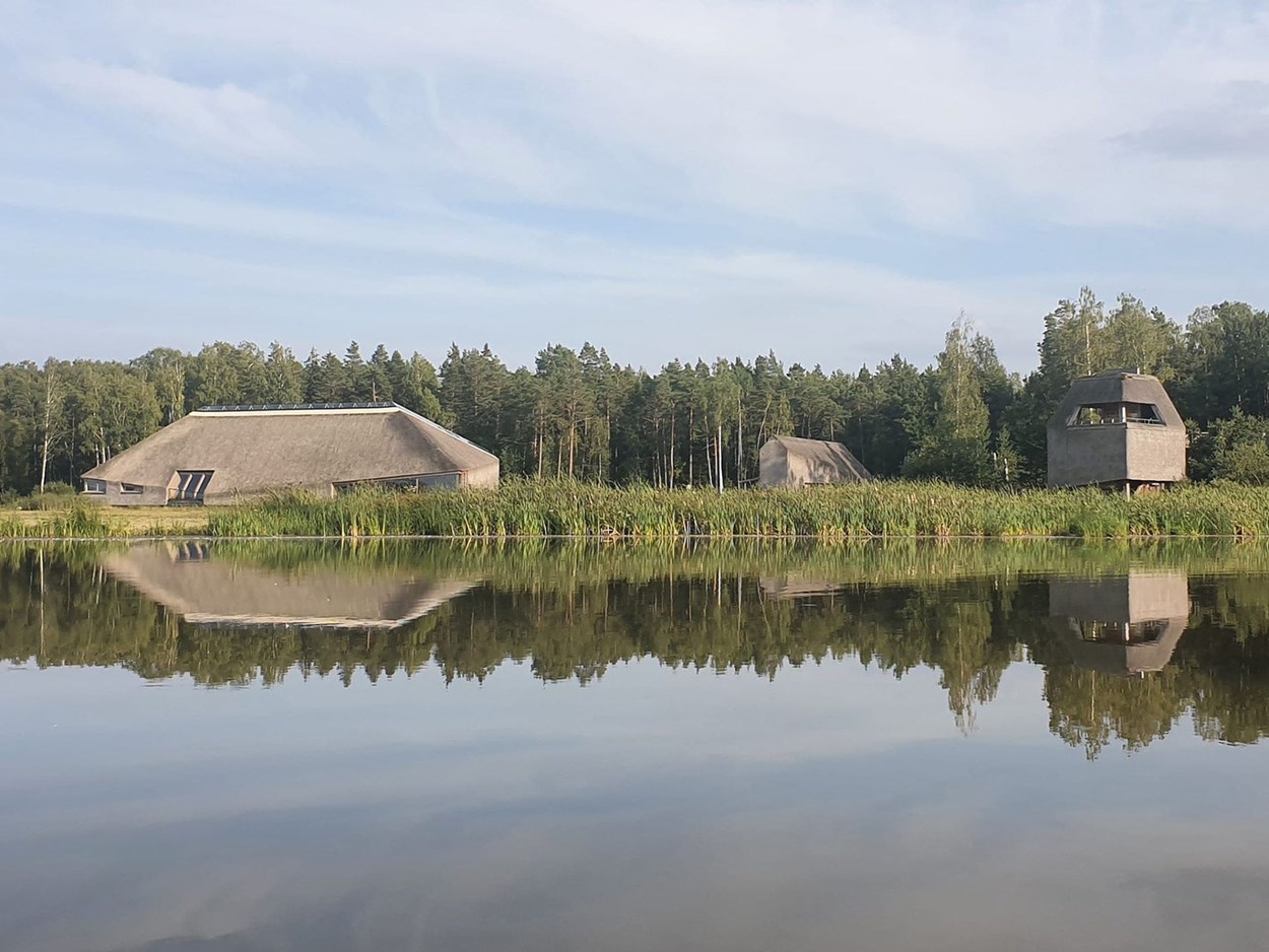 Naturum vid sjön Tåkern är ett besöks- och informationscentrum som Skanska har byggt där tak och fasader är täckta med vass. Foto Jenny Carlsson