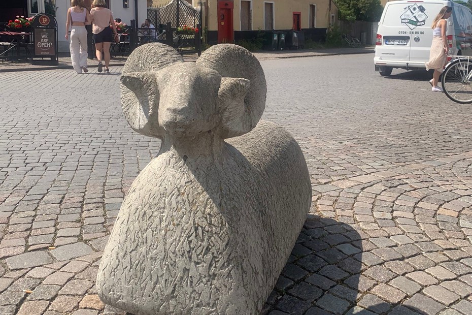Gotlandsbaggen i betong finns på flera ställen i Visby och är ett samarbete mellan Gotlands kommun, konstnären Anders Årfelt och Skanska.