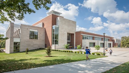 The University of Kentucky wanted a more technologically advanced facility to meet the needs of an increasing enrollment of business students at Gatton College. Skanska expanded the existing building to incorporate 40 percent more learning spaces, including collaborative study areas, technology-enabled classrooms and a real-time financial trading environment.
