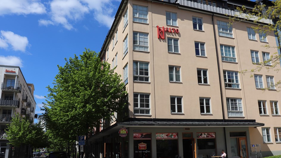 Bostäderna som byggdes av Skanska intill Filmstaden i Solna stod klara 2008 och de som bor i området lever bokstavligen mitt i filmhistorien.