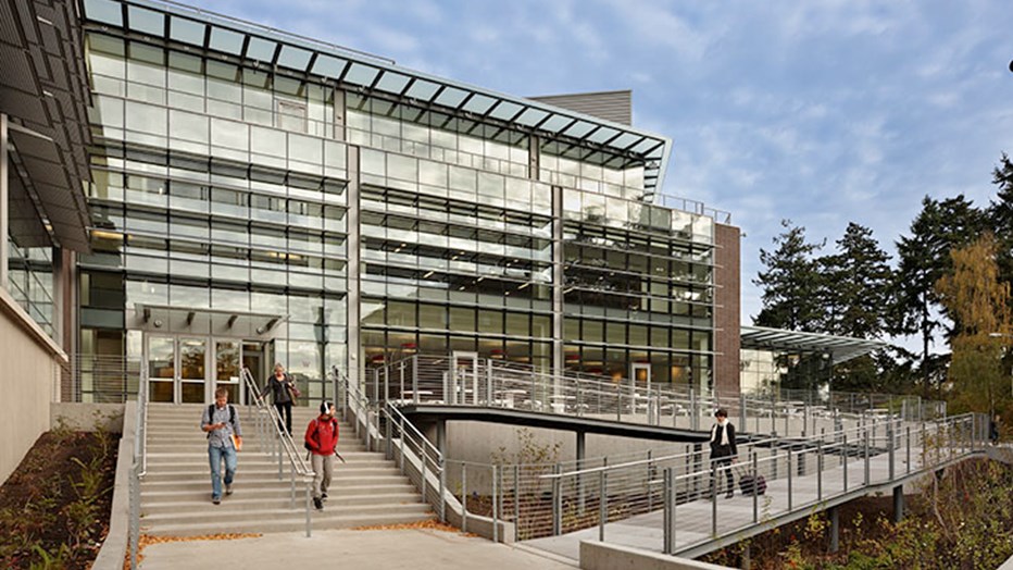 The University of Washington wanted a student union that encouraged campus community while celebrating environmental values. Skanska expanded the existing facade into an open, sustainable structure that integrated inside/outside areas and provided a flexible, welcoming space for students. 