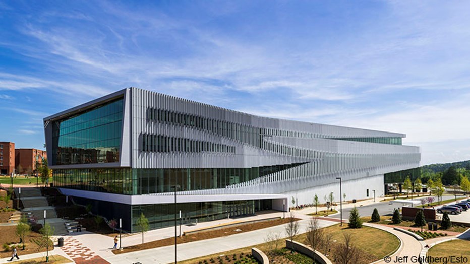 North Carolina State University wanted a signature library building with technologically-advanced spaces to promote student creativity and collaboration. Skanska worked with world-renowned architect Snohetta to construct this iconic project for the university's fastest growing Centennial Campus. 